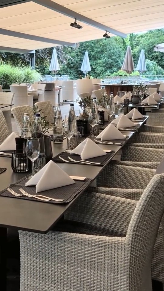Vorne der Garten, dahinter das Murnauer Moos: So sieht der Blick von unserer Terrasse aus, Im Sommer verbringt man hier gerne den ganzen Tag.Morgens zum Frühstück, Mittags zum Essen, nachmittags bei einem Kaffee oder abends bei einem Absacker im Freien.Die Ruhe und die Aussicht machen die Terrasse zu einem unserer Lieblingsorte im Hotel.#AlpenhofMurnau #UrlaubinBayern #BlauesLand #Sommer