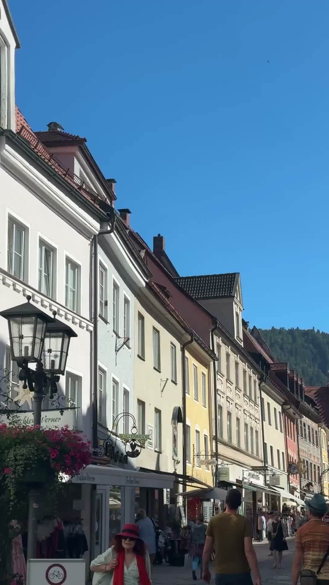 Füssen an einem Nachmittag? Das geht am besten zu Fuß.Durch die alte Fußgängerzone mit ihren Läden und Cafés. In den engen Gassen der Altstadt siehst du die bemalten Fassaden, für die Füssen bekannt ist. Über allem thront das spätgotische Hohe Schloss mit seiner Gemäldegalerie. Und wenn du am Südrand des Städtchens ein Rauschen hörst: Das ist der Lechfall, eine breite Wasserstufe im Lech. Auch der Basilika im Kloster St. Mang solltest du unbedingt einen Besuch abstatten. Sie gilt als Barockjuwel nach venezianischem Vorbild.Wenn du die Stadt richtig kennenlernen willst, gibt es eine kostenlose Lauschtour-App. Vom Alpenhof Murnau bist du in gut einer Stunde dort. #AlpenhofMurnau #UrlaubinBayern #BlauesLand #Füssen