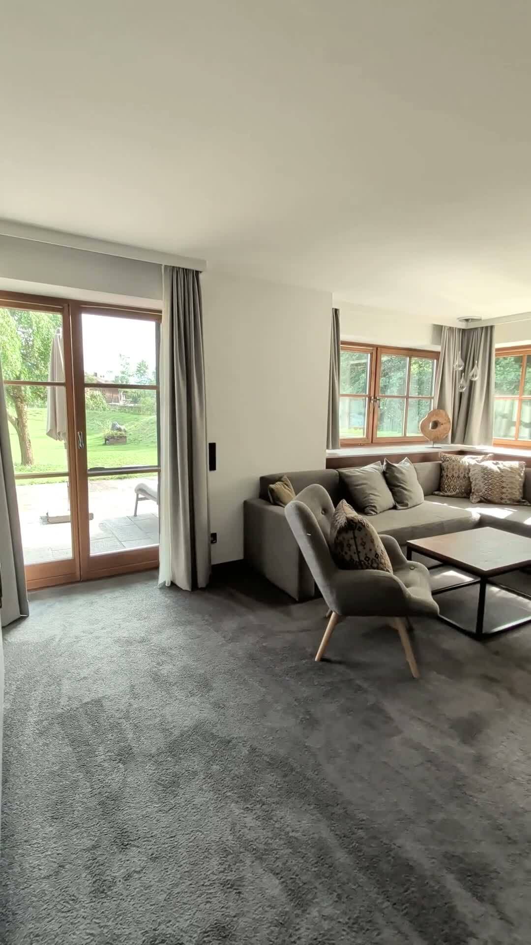 Endlich mal ein Hotelzimmer, in dem die Kinder ein eigenes Reich bekommen! In der Garten Suite schlafen sie im Etagenbett nebenan, die Eltern haben ihr eigenes Schlafzimmer,und dazwischen liegt ein großzügiger Bereich für alle: zum Essen, zum Spielen oder zum Ausruhen. Genug Raum, dass jeder für sich sein kann und trotzdem alle unter einem Dach sind.#AlpenhofMurnau #UrlaubinBayern #BlauesLand #Familienurlaub