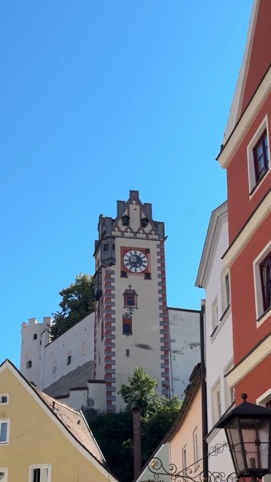 Füssen an einem Nachmittag? Das geht am besten zu Fuß.Durch die alte Fußgängerzone mit ihren Läden und Cafés. In den engen Gassen der Altstadt siehst du die bemalten Fassaden, für die Füssen bekannt ist. Über allem thront das spätgotische Hohe Schloss mit seiner Gemäldegalerie. Und wenn du am Südrand des Städtchens ein Rauschen hörst: Das ist der Lechfall, eine breite Wasserstufe im Lech. Auch der Basilika im Kloster St. Mang solltest du unbedingt einen Besuch abstatten. Sie gilt als Barockjuwel nach venezianischem Vorbild.Wenn du die Stadt richtig kennenlernen willst, gibt es eine kostenlose Lauschtour-App. Vom Alpenhof Murnau bist du in gut einer Stunde dort. #AlpenhofMurnau #UrlaubinBayern #BlauesLand #Füssen