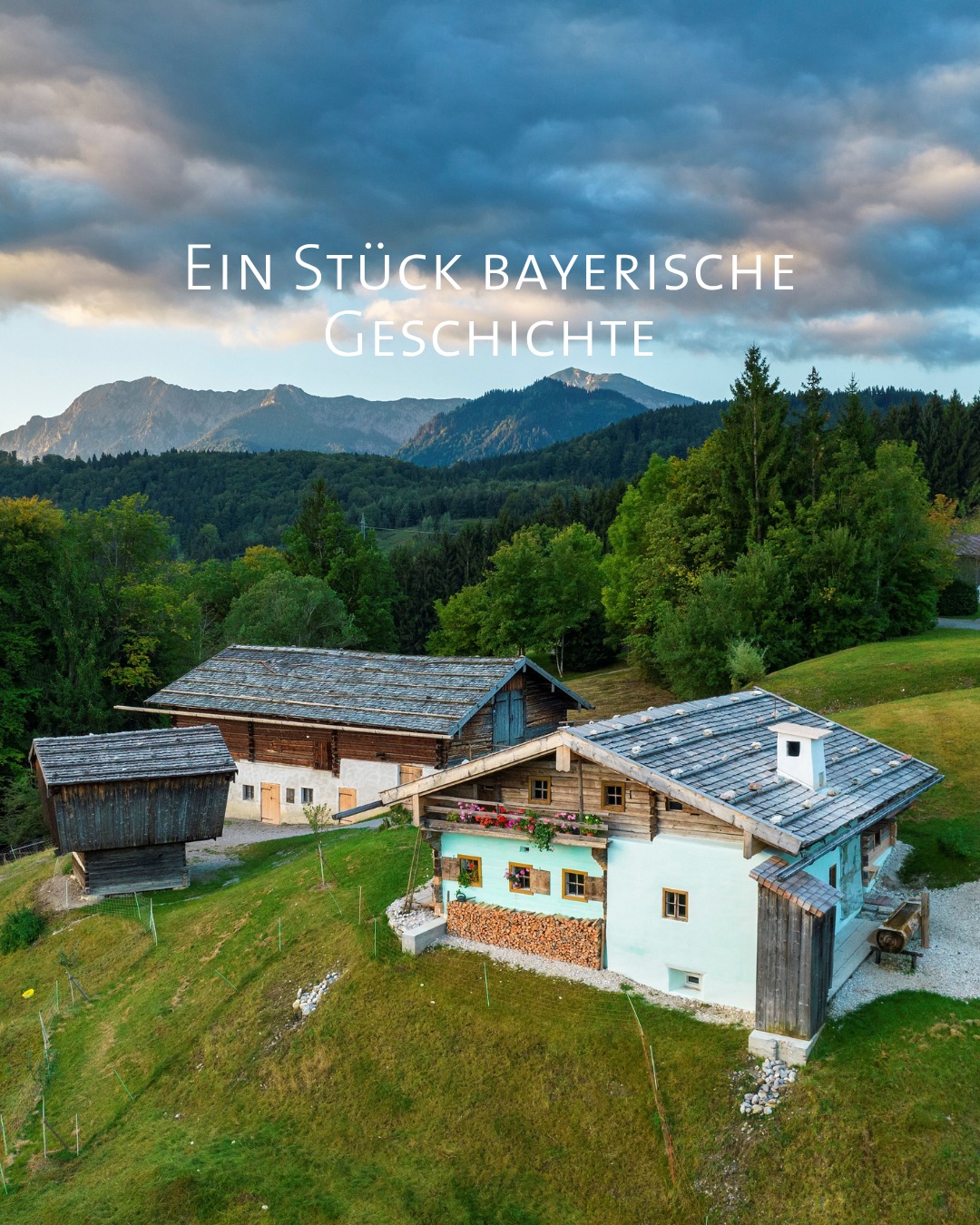 In 20 Minuten bis zu 500 Jahre in die Vergangenheit reisen: vom Alpenhof aus geht das ziemlich gut. Dann bist du im Freilichtmuseum Glentleiten.Fast 70 historische Häuser, Höfe und Mühlen aus ganz Oberbayern haben hier eine neue Heimat gefunden und erzählen vom Leben der vergangenen Jahrhunderte. Einrichtung, Arbeitswelt und Baukunst werden an der frischen Luft erlebbar.Auf dem weitläufigen Gelände stehen begehbare Gebäude zwischen Gärten und Weiden, hier grasen alte Nutztierrassen und wachsen historische Obst- und Gemüsesorten. #AlpenhofMurnau #UrlaubinBayern #BlauesLand #Glentleiten #FreilichtmuseumCopyright: Bildquelle: Bezirk Oberbayern, FLM Glentleiten, Foto: Bäck