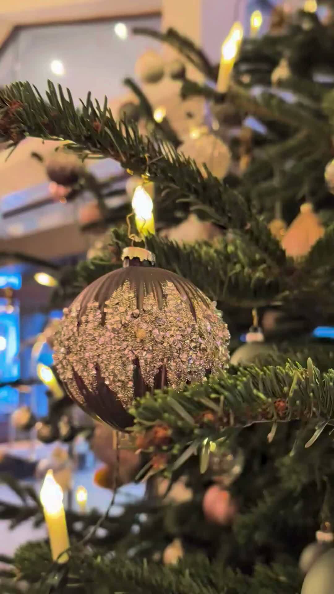 Noch raschelt draußen das Herbstlaub, bei uns wächst aber schon die Vorfreude auf die Feiertage: auf Weihnachten am Christbaum, Glühwein an der Hütt’n und eine Silvesternacht mit Live-Musik.An Heiligabend singen die Murnauer Sängerinnen, die Zither spielt und Gastgeber Christian Bär liest die Weihnachtsgeschichte vor. Danach feiern wir bei einem 5-Gang-Menü weiter.Zwischen den Feiertagen treffen wir uns von 16 bis 17 Uhr an der Weihnachts-Hütt’n auf hausgemachten Glühwein. Und an Silvester? Da beginnt der Abend mit einem 6-Gang-Menü. Später tanzen wir unter dem Motto „Midnight in Paris“ mit der Band Tropical Rain ins neue Jahr.#AlpenhofMurnau #BlauesLand #UrlaubinBayern #WeihnachteninBayern #SilvesterinBayern