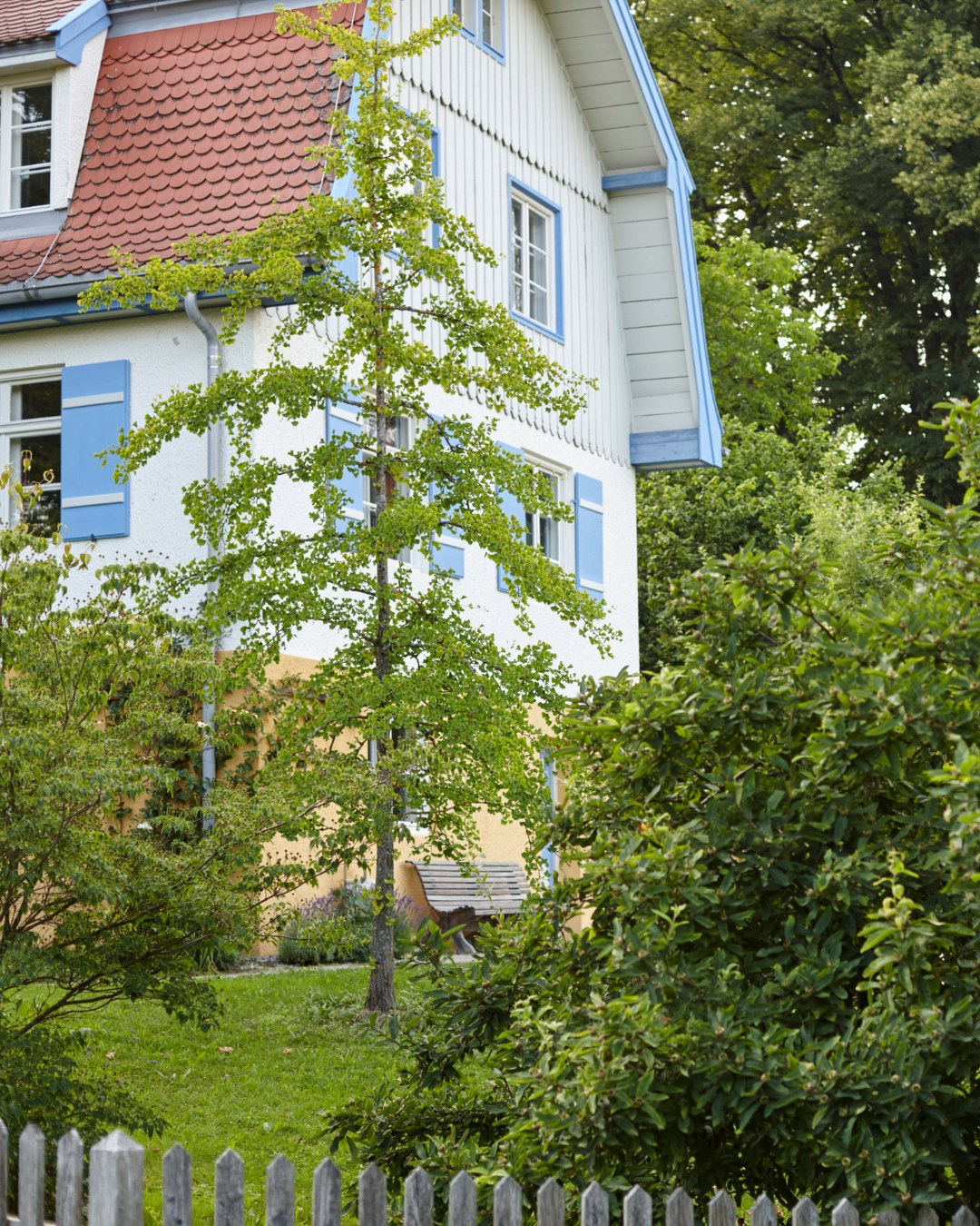 Ein wenig Kunstgeschichte schnuppern? Das kann man bei uns ganz wunderbar: Das Münter Haus ist ein Murnauer Klassiker und vom Alpenhof aus in wenigen Minuten auch zu Fuß erreichbar. Als Gabriele Münter mit Wassily Kandinsky den Sommer 1908 in Murnau verbrachte, verliebte sie sich so sehr in das Haus, die Umgebung und die Aussicht, dass sie es im Jahr darauf einfach kaufte und – mit wenigen Jahren Unterbrechung – ihr Leben dort verbrachte. Sie wollte, dass daraus eine Erinnerungsstätte für ihre Kunst wird, deshalb finden sich hier heute Teile der Originalausstattung, Möbel und Hinterglasbilder, Grafiken oder Gemälde, die von den beiden Künstlern geschaffen wurden. #AlpenhofMurnau #BlauesLand #Münterhaus #BlauerReiter