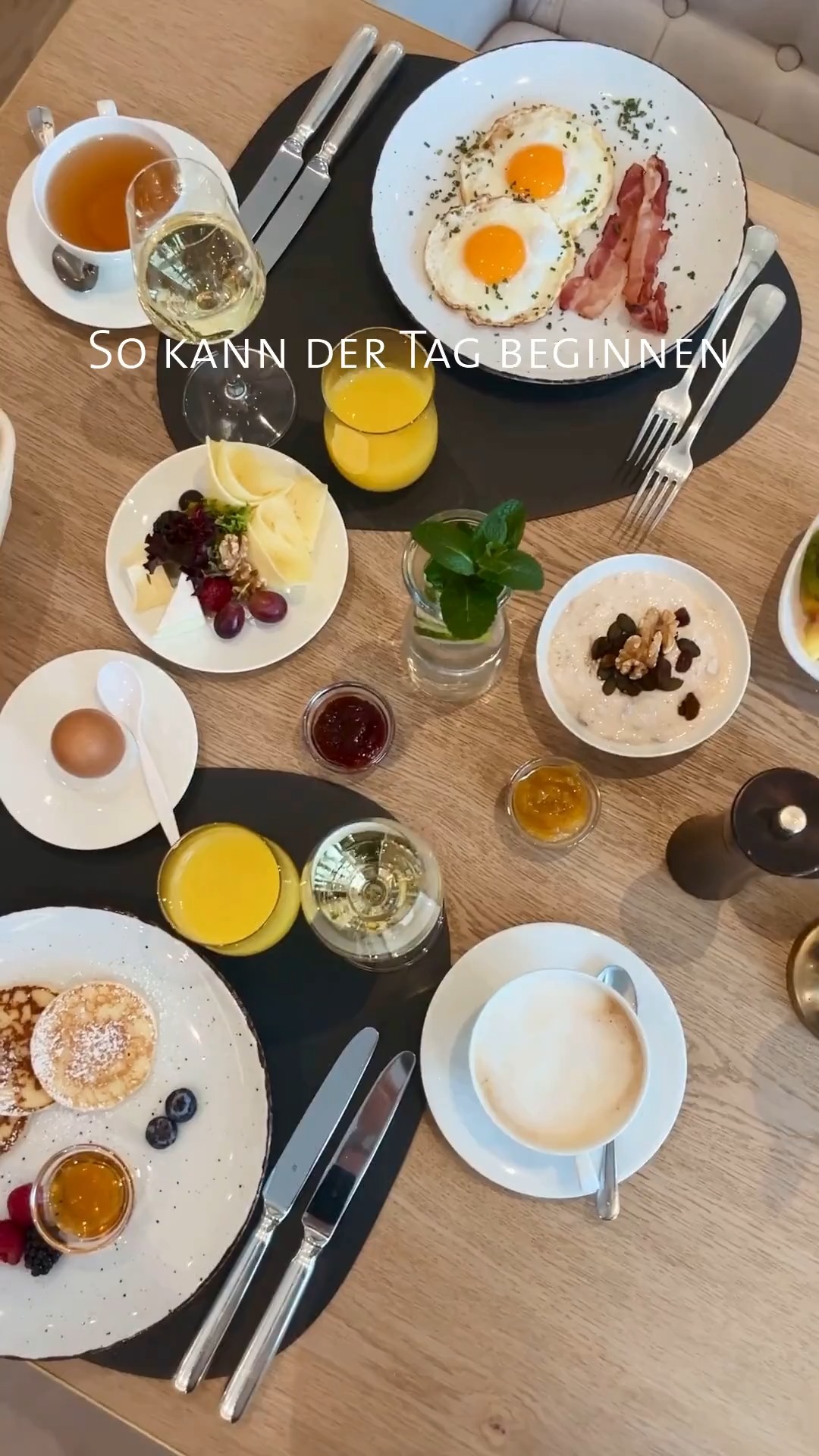Stell dir vor: Ein Tisch am Fenster, Bergblick inklusive, und vor dir unser reichhaltiges Frühstücksbuffet mit Bio- und Vitalprodukten. Die frischen Semmeln von der Bäckerei Kasprowicz @baeckerei.kasprowicz , hausgemachte Marmelade, Schokocreme von der Schokolaterie Krönner @schokoladenmanufaktur_murnau ,Wurst von der Metzgerei Ludwig Haller GmbH @hallermurnau1896 und frische Freiland Eier aus Großweil. Weil regional für uns einfach dazugehört und du dich darauf verlassen kannst, das wir die Herkunft aller Speisen bei uns im Haus genau kennen. #AlpenhofMurnau #UrlaubinBayern #BlauesLand #AusderRegion